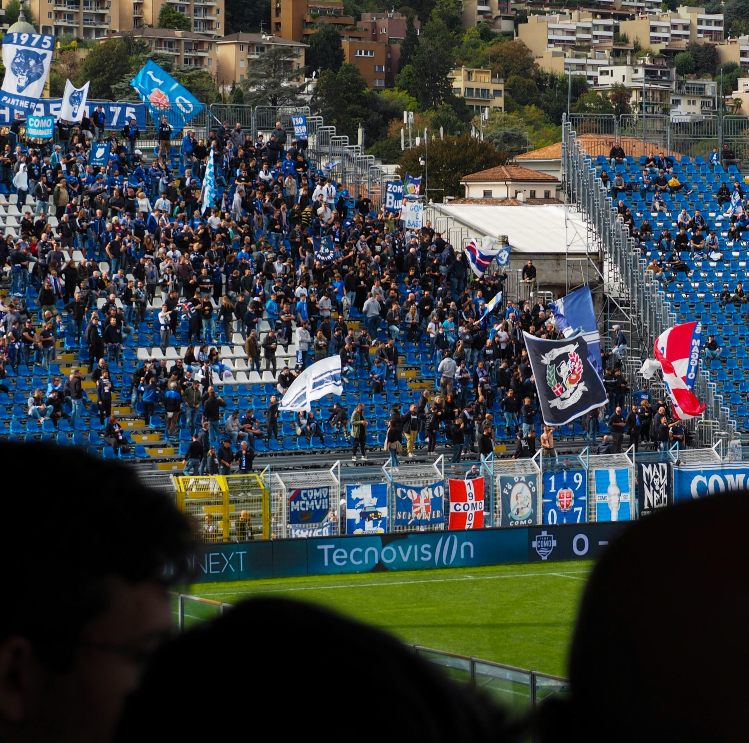 Stadio Giuseppe Sinigaglia naast het Comomeer op een wedstrijddag