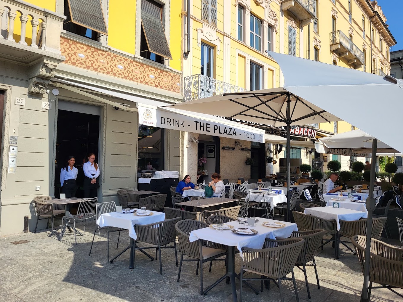Touring Cafè aan Piazza Cavour in Como